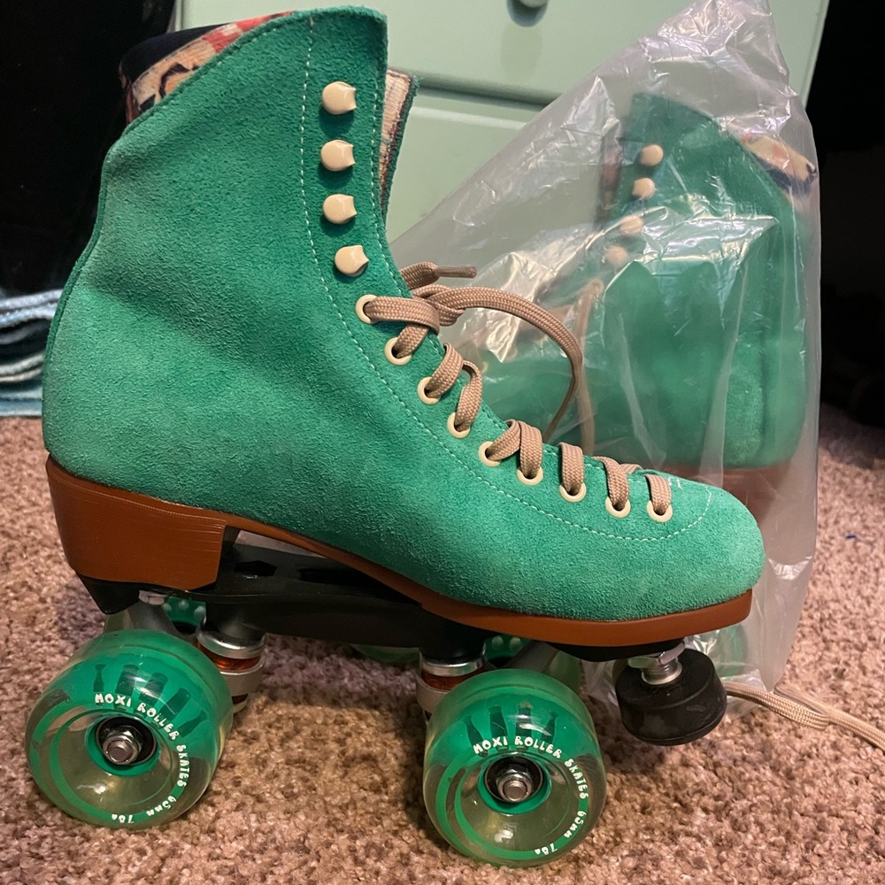 Moxi green apple skates